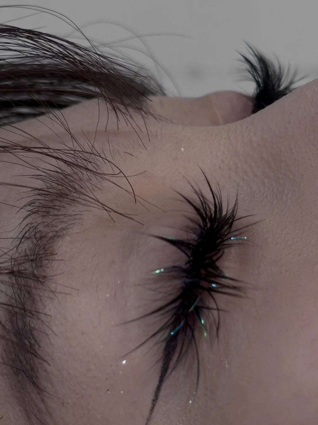 This mermaid girl's eyelashes are really beautiful!