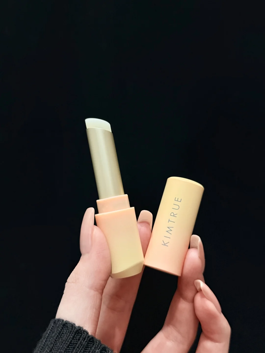 The autumn and winter seasons with dry lips are saved...