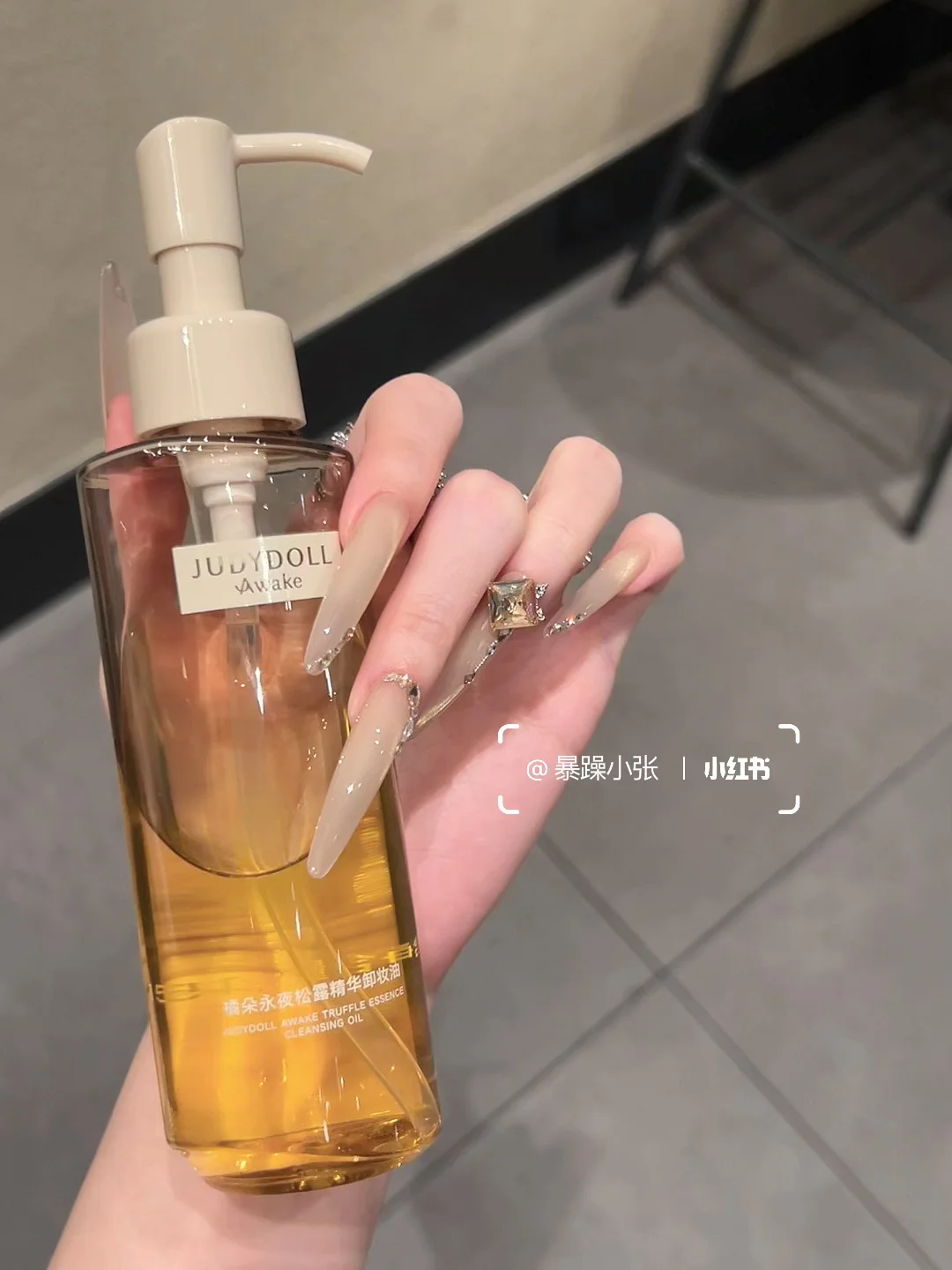 𖤐⋆˙ 🥂 The low-key light gold cat eyes love this atmosphere