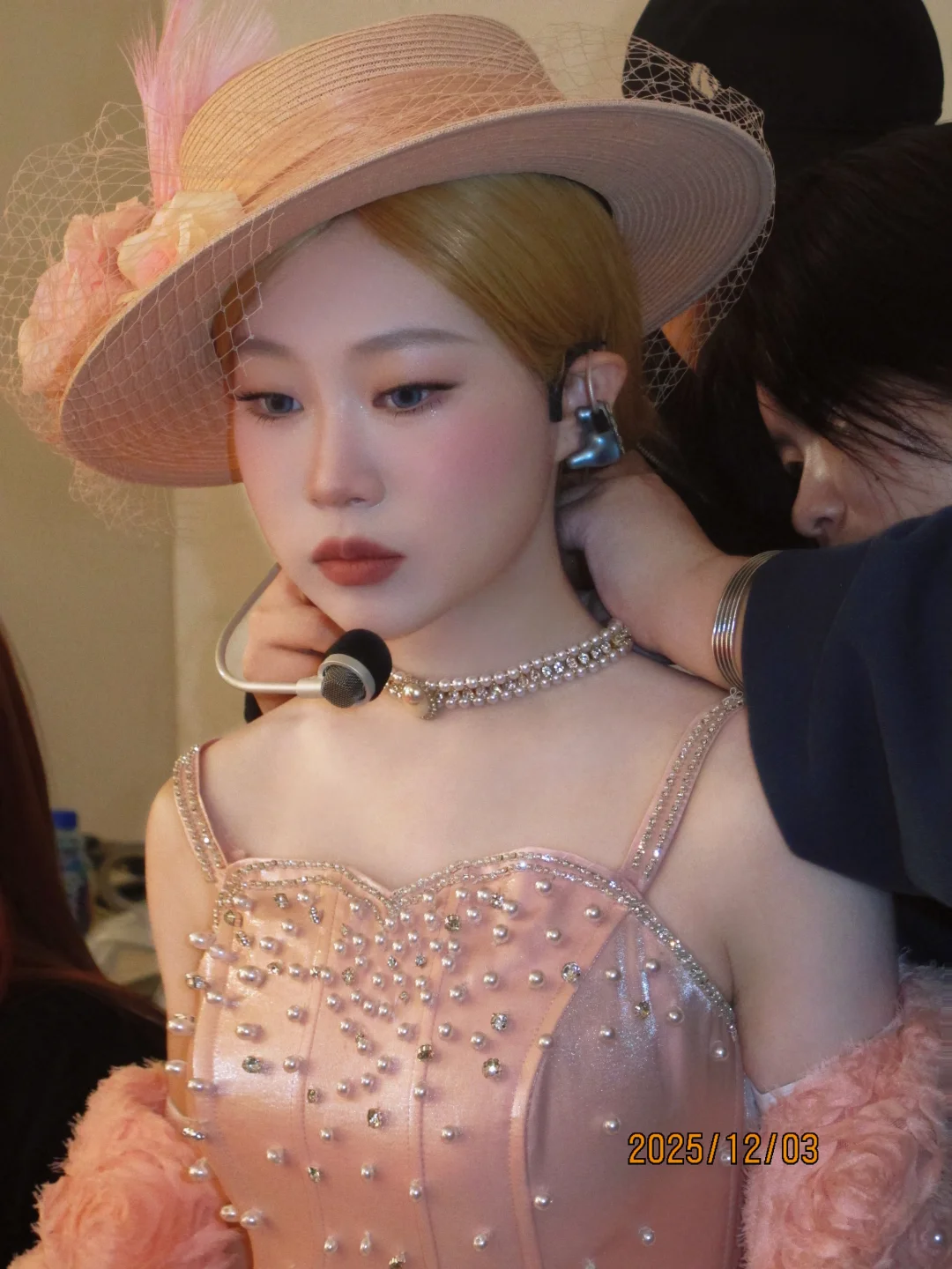 Sweet blonde princess makeup for Shen Jiarun