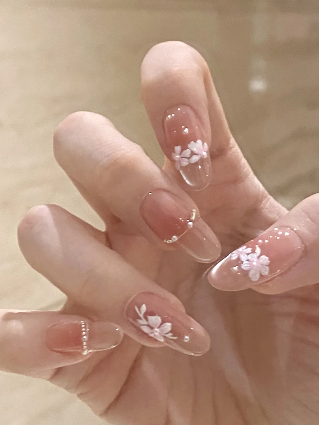 The cool new Chinese style nail art creates a gentle and atmospheric feeling