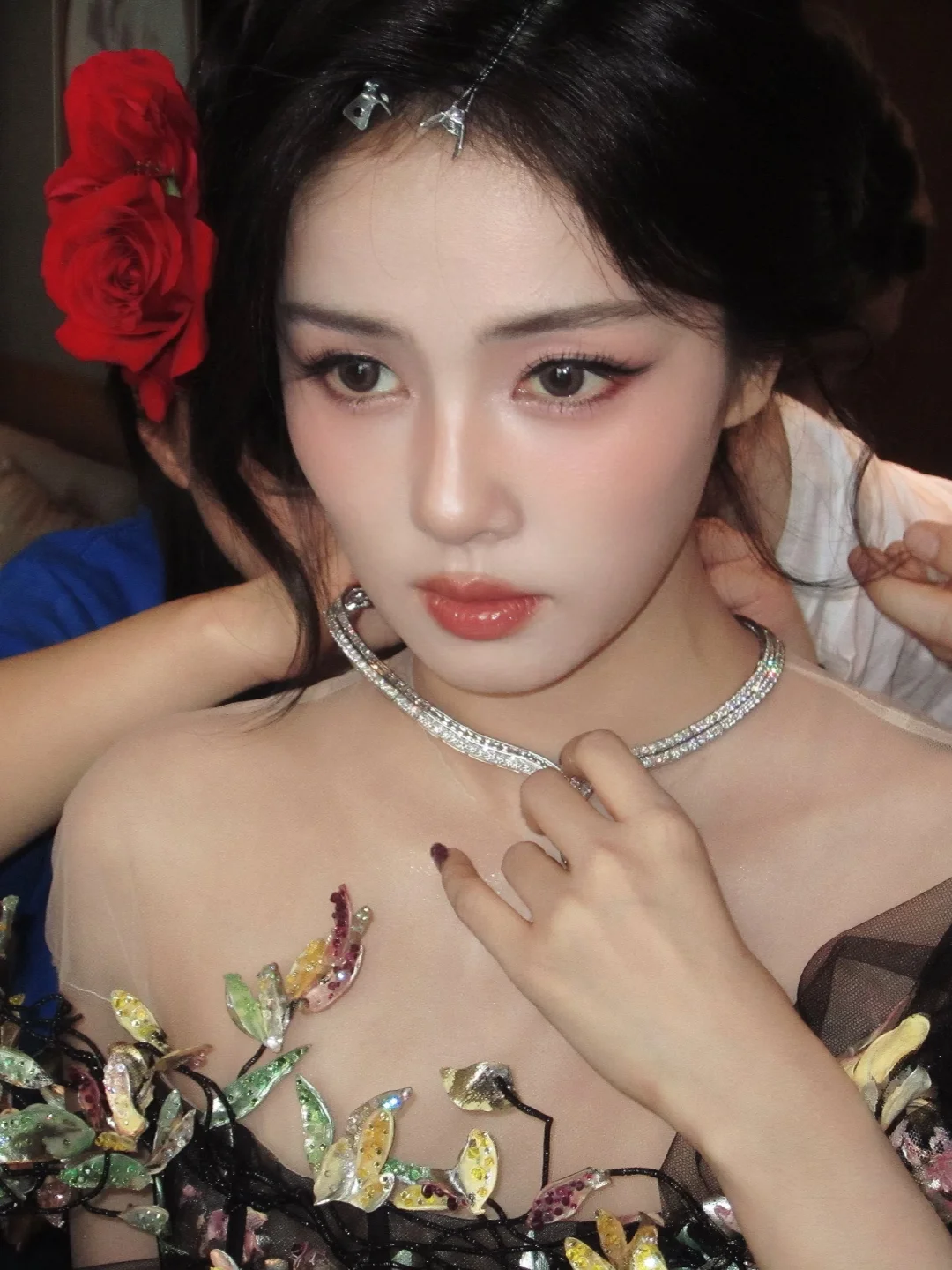 I applied the red rose drunken eye makeup for Bai Lu at the Starlight Awards: rose: