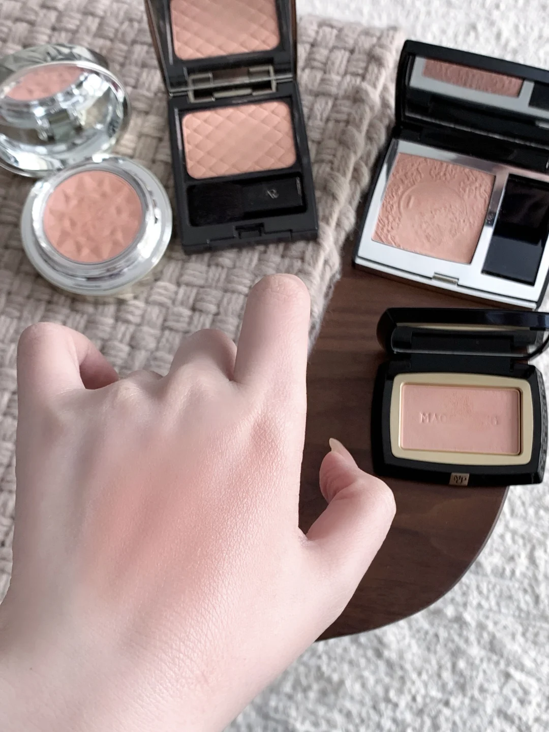 Satin apricot powder blusher, which I like to use in recent two years^^