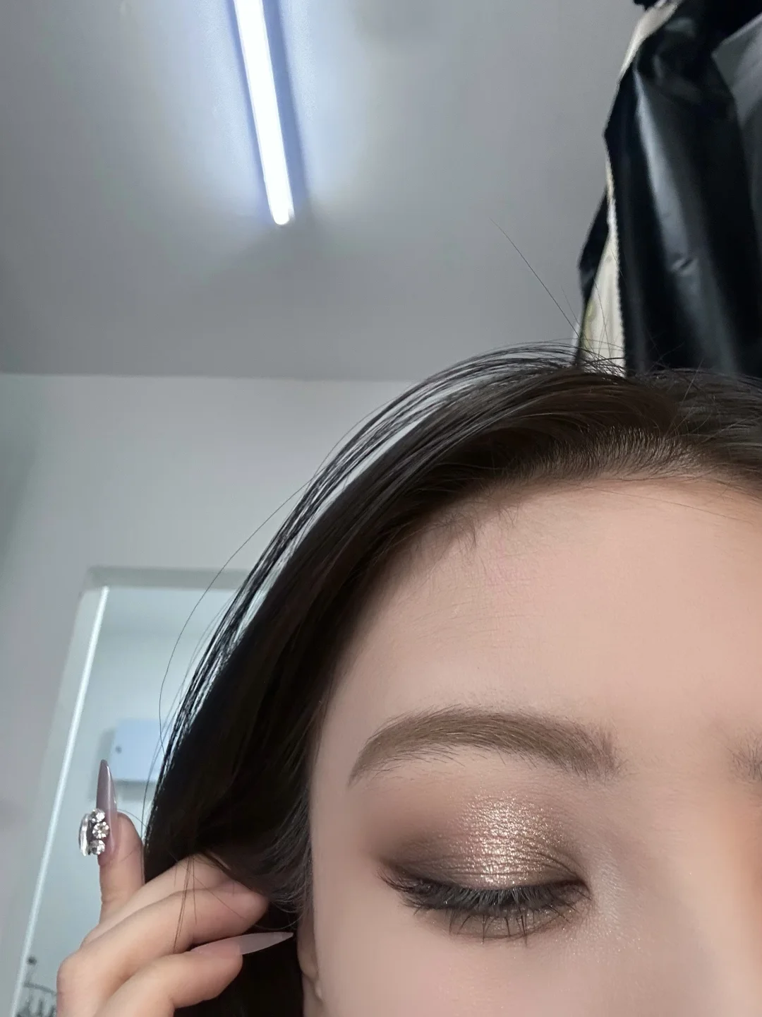 Still need big brand eye shadow to support the scene