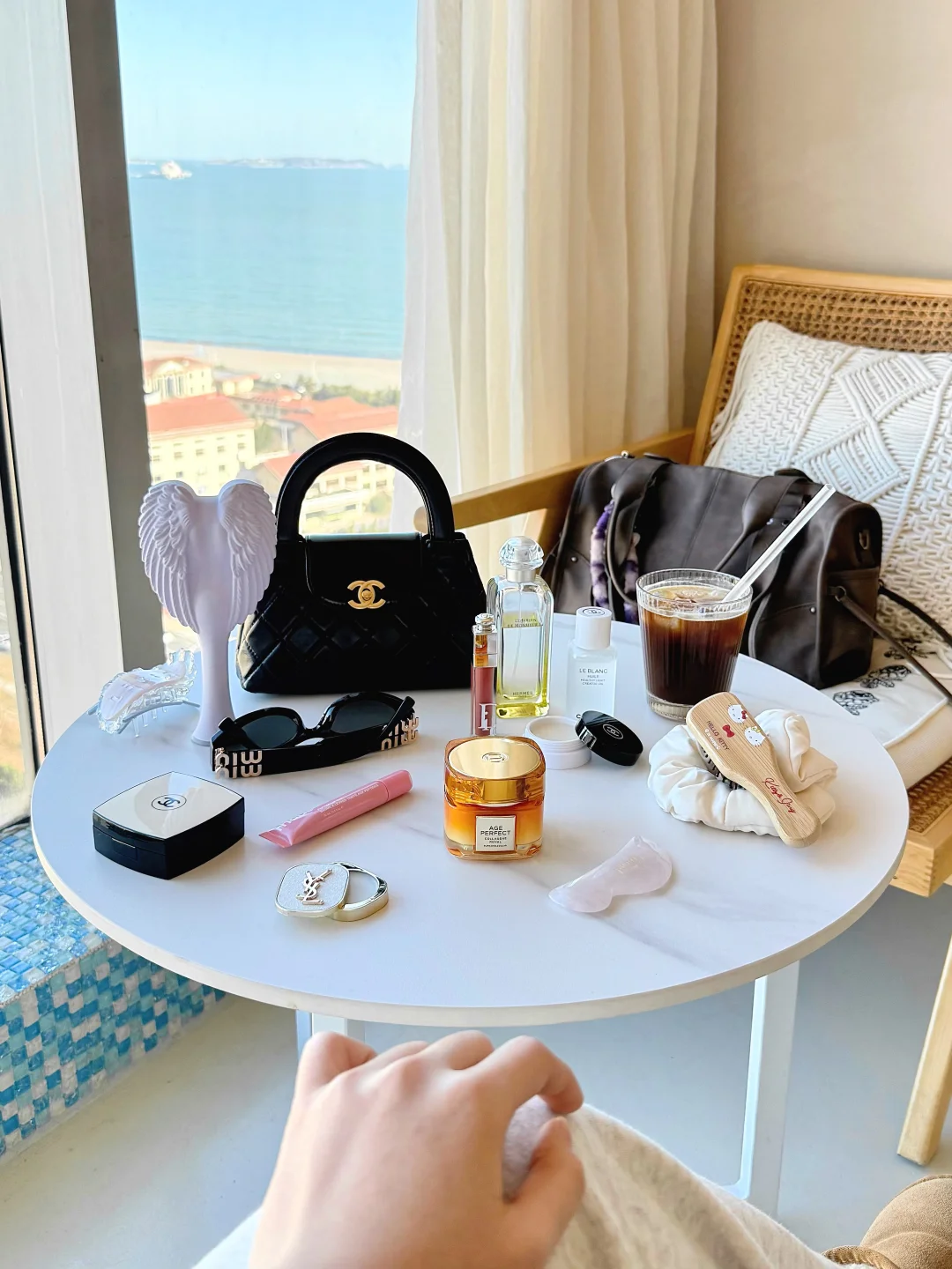 Be a woman who knows how to spend money, spend it on the cutting edge!