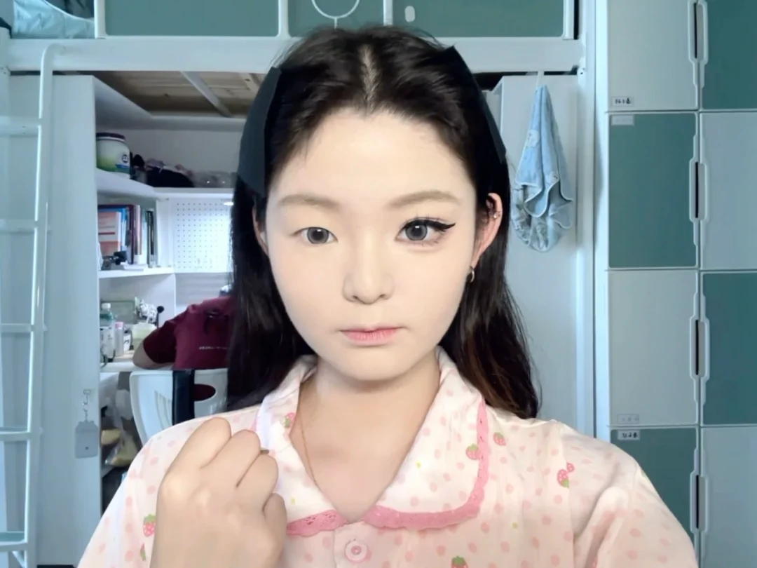Single eyelid puffiness eye | Light Asian romantic cat makeup