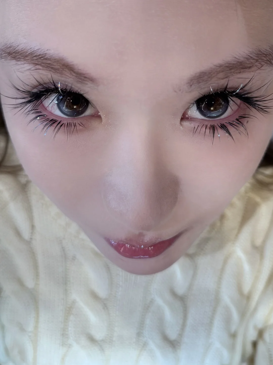 What beautiful eyelashes! Shining up!!!!!