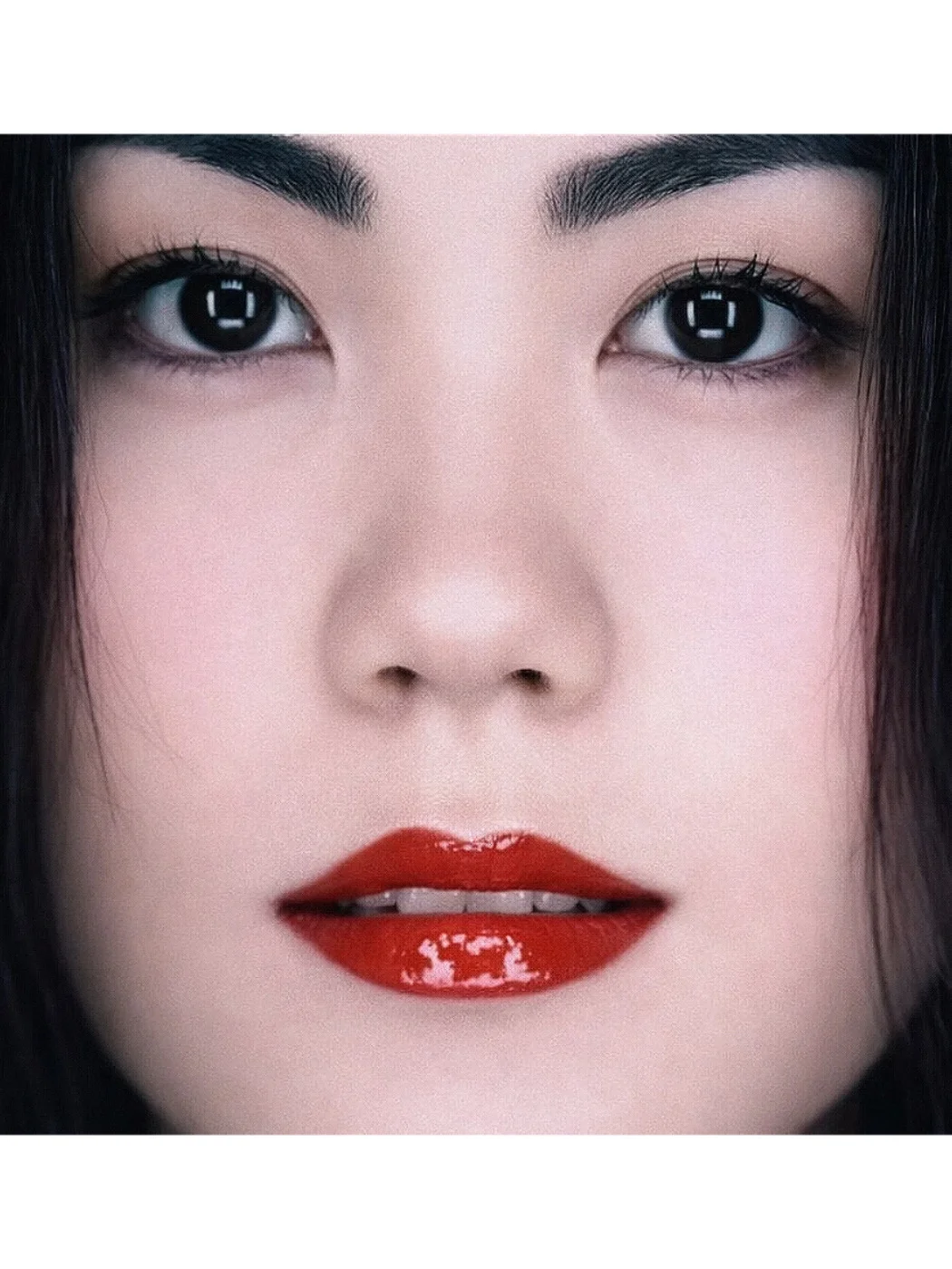 王菲1998年极简粗眉红唇妆