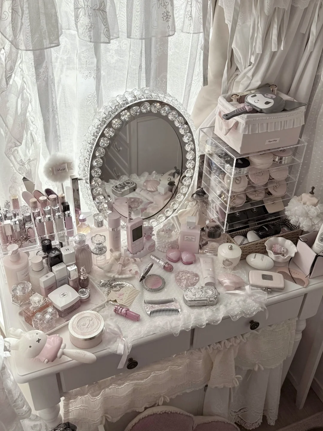 Cute bedroom corner, dressing table weaving beautiful dreams