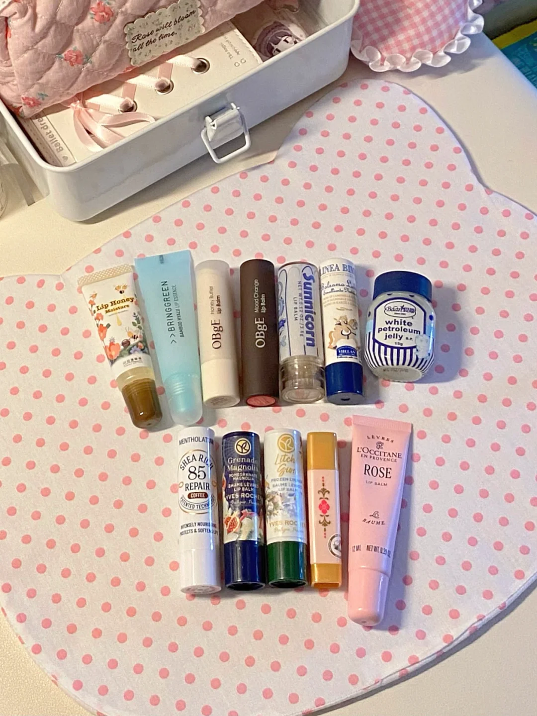 Girls love to use good things in winter: lipstick 🥀🥛