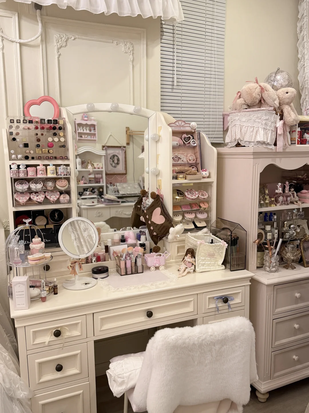 Even the most indifferent woman would laugh at such a dressing table, wouldn't she