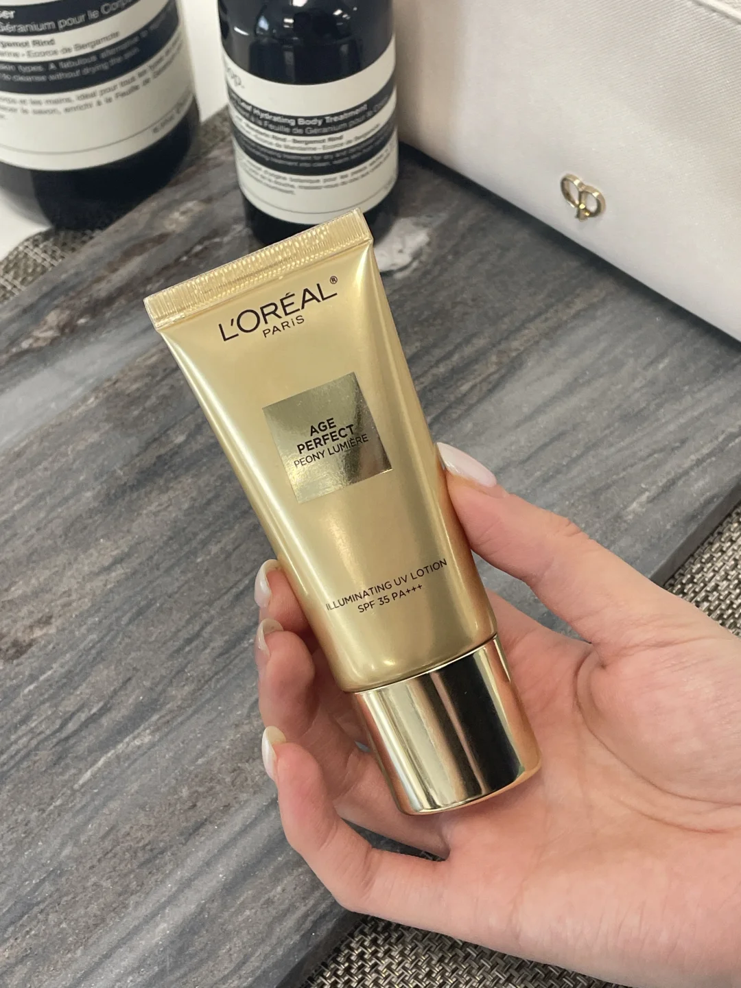 This thing looks like essence cream on your face, crazy!!!