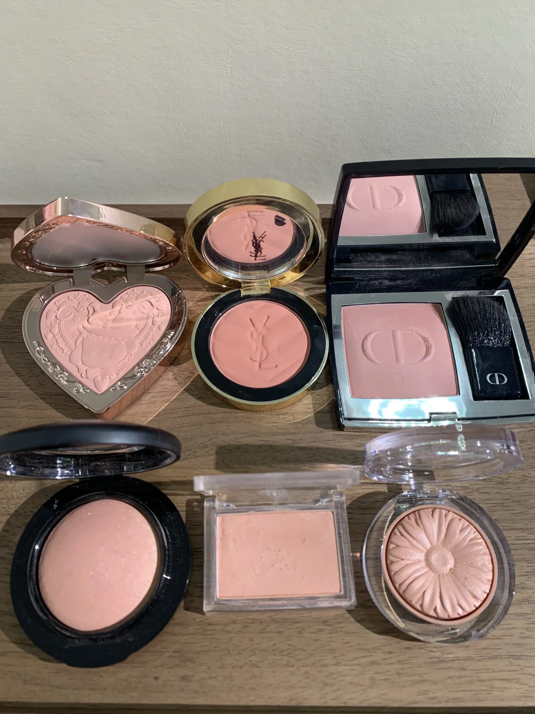 Light people like to use powder blusher