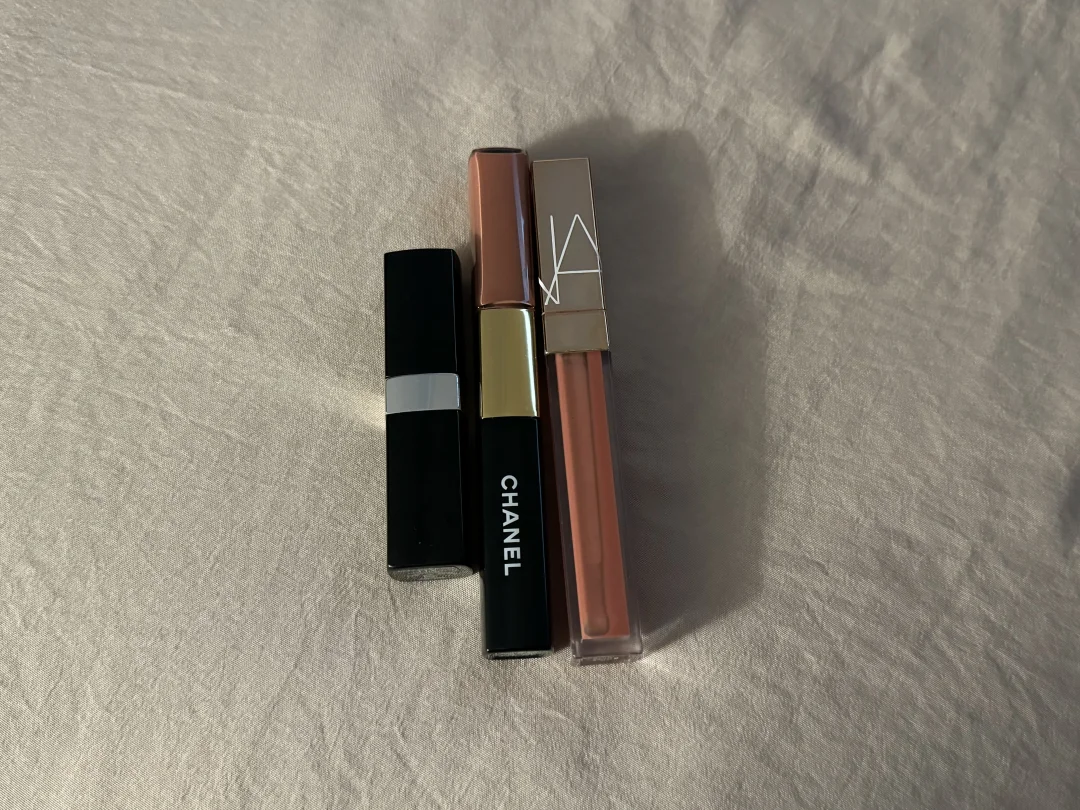 So far, the three most authentic bare colored lip glazes have been used