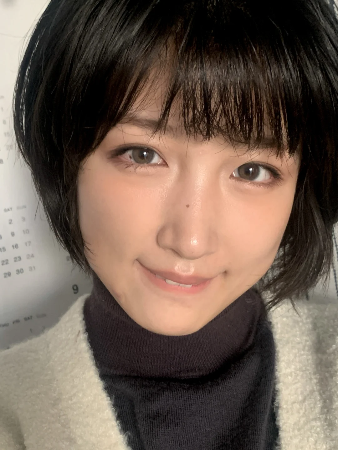 Please retract your upper eyelashes!