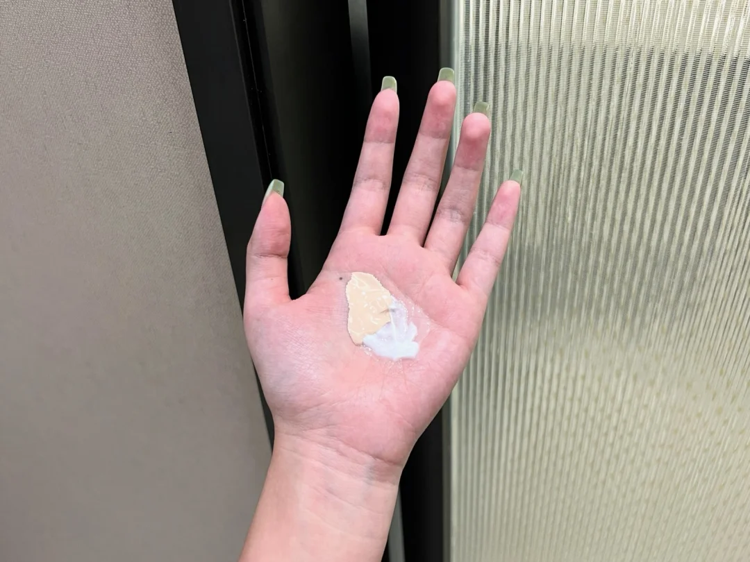 Praise this face cream every time before applying makeup!!!