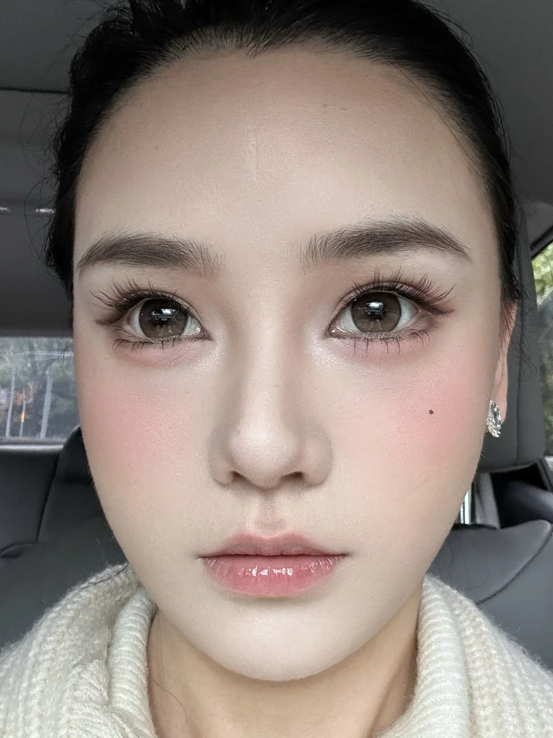 The significance of ordinary people applying makeup to work!