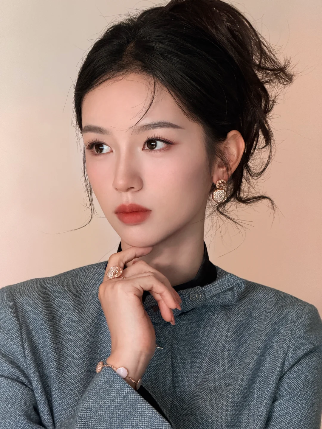 Today, I applied a luxurious women's makeup to Zhou Ye